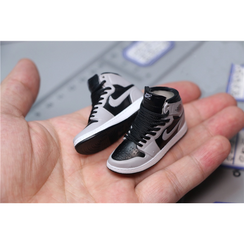 Mô Hình Giày Bóng Rổ Gấu Trúc Đỏ 3D 1 / 6 Gray J0rdan 1 Shadow 2.0 12 "Thời Trang