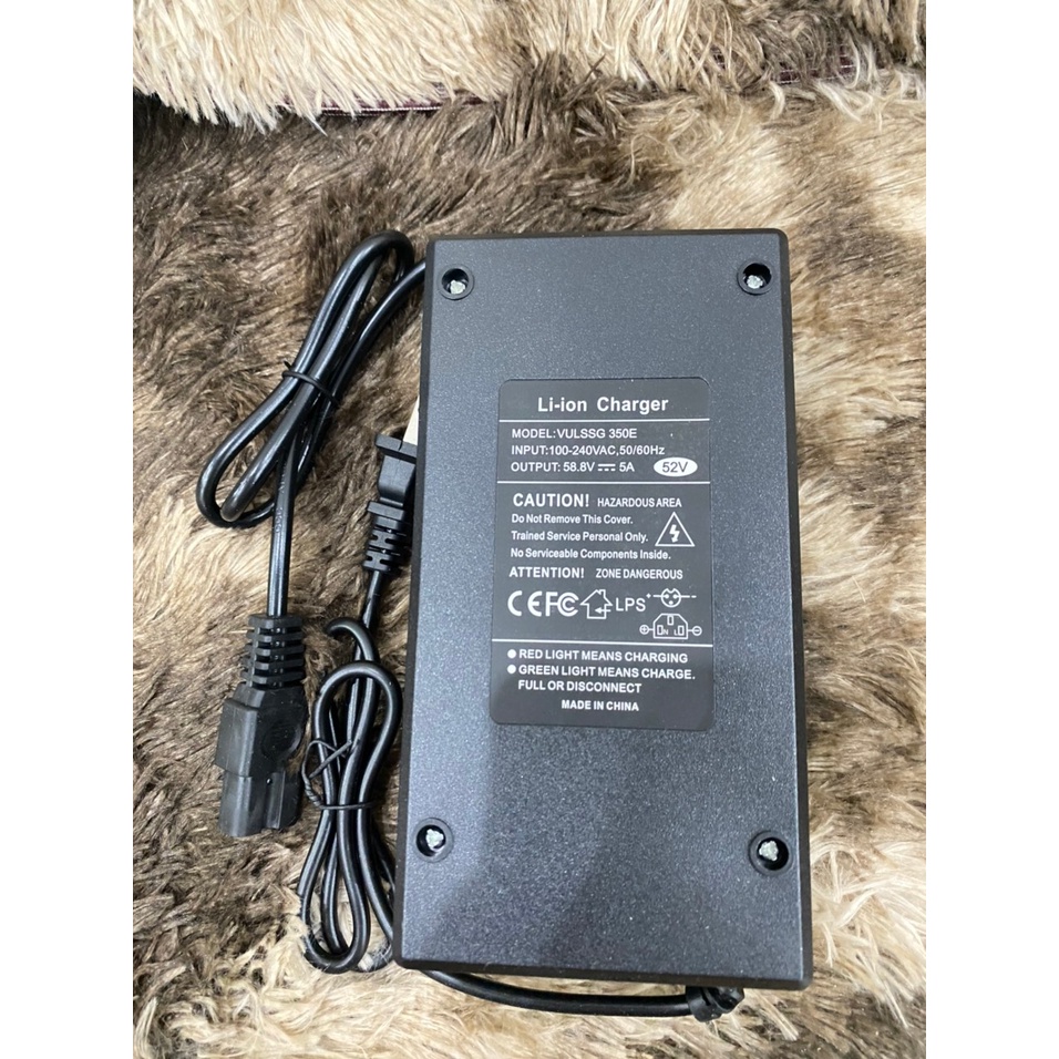 Sạc xe điện 14S 52V  5A có đèn báo đầy và quạt tản nhiệt. BN.