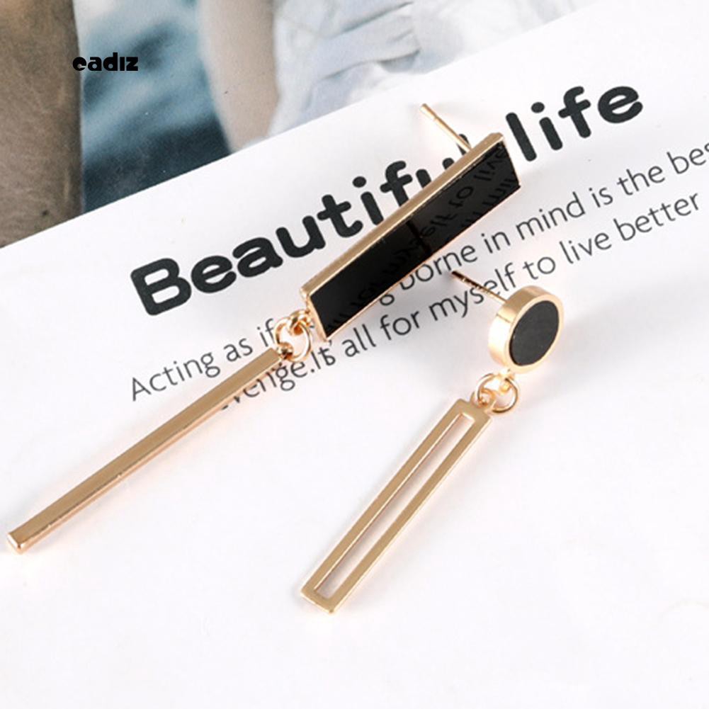 Hoa tai kim loại hình tròn thiết kế không đối xứng độc đáo