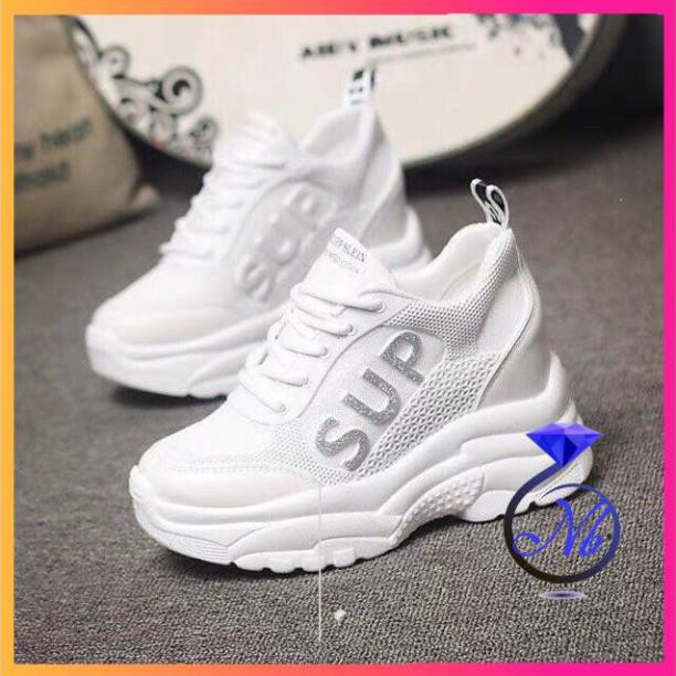 Giày thể thao chữ SUP