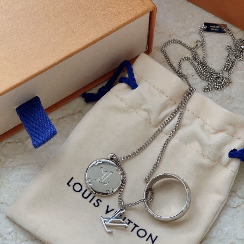 Có sẵn chuyền LV charm nhẫn màu bạc đủ box