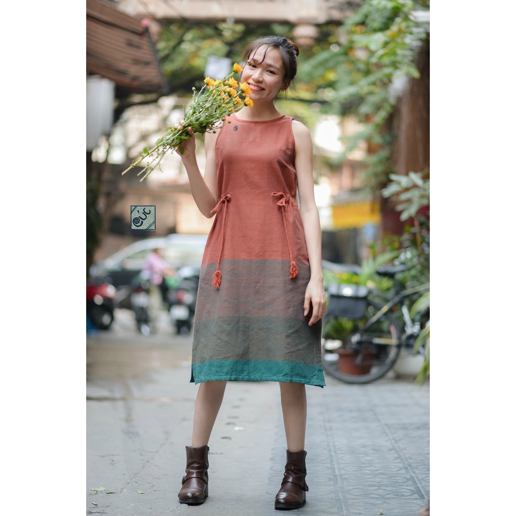 Váy cổ yếm thắt dây eo