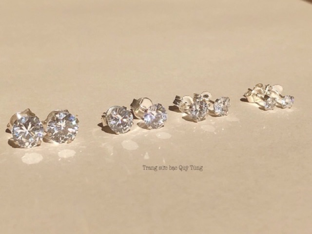 Khuyên tai nụ đá bạc Quý Tùng phù hợp cho cả nam và nữ đá sáng chiếu