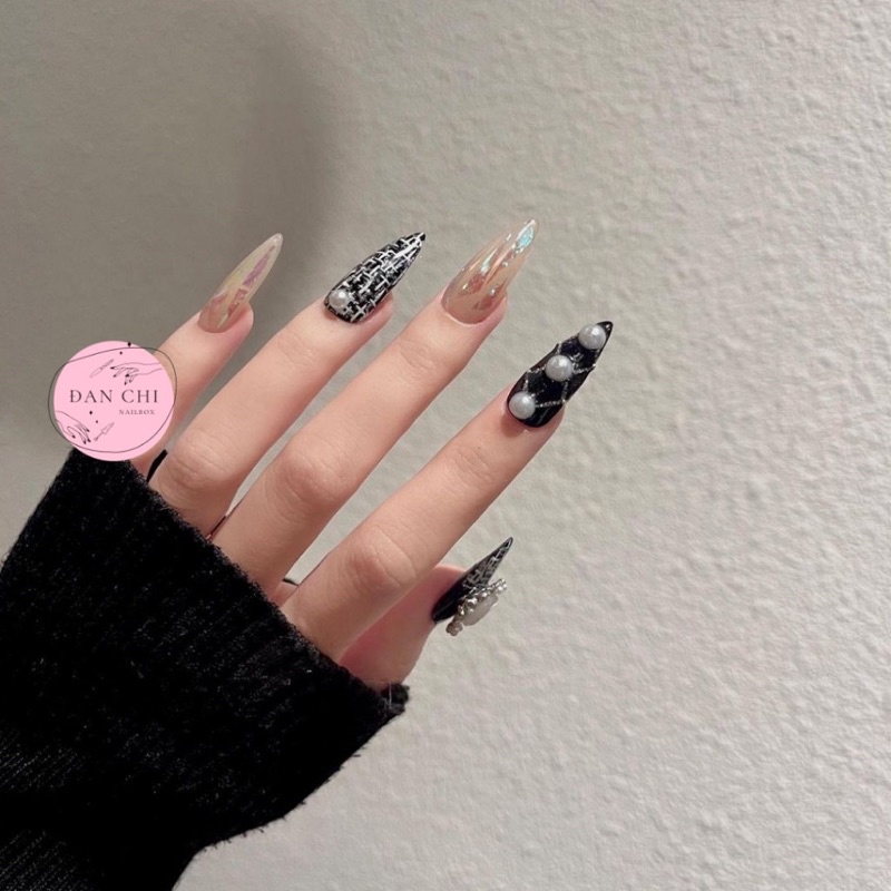 Nailbox móng úp thiết kế sẵn Mẫu Đen Charm Cổ Điển