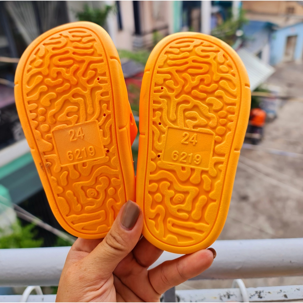 Dép bánh mì cho bé trai bé gái hình củ cải chất cao su siêu mềm