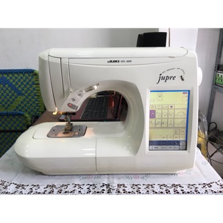 Máy May điện tử Juki 009 có thể gắn thêm đầu thêu & khung căng