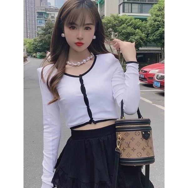 Áo kiểu croptop tay dài phối đính cúc cá tính cho nữ
