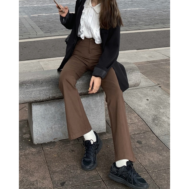 Quần jean lưng cao ống loe form ôm theo phong cách retro dễ phối đồ