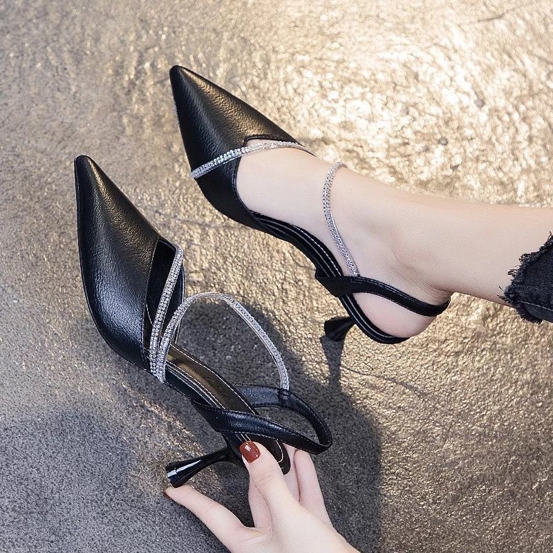 Xăng đan cao gót mũi nhọn đính đá thời trang mùa xuân 2022