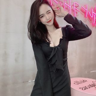 Đầm tay dài bèo cột ngực
