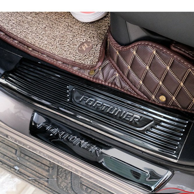 Ốp Bậc Cửa, Nẹp bước chân Trong Ngoài Xe Fortuner 2017- 2021, chất liệu Titan
