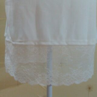 D0545 Đầm trắng suông hình cô gái