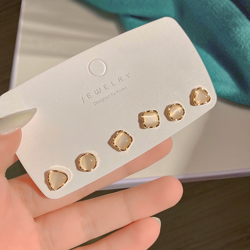 Three golden earrings, high-quality earrings, the new earrings, the first page of fashion, the red earrings for women fit in plain style