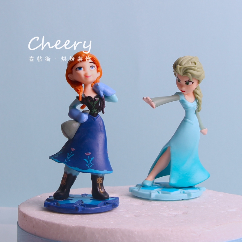 Mô hình nhân vật Elsa và Anna trong phim hoạt hình Frozen 2