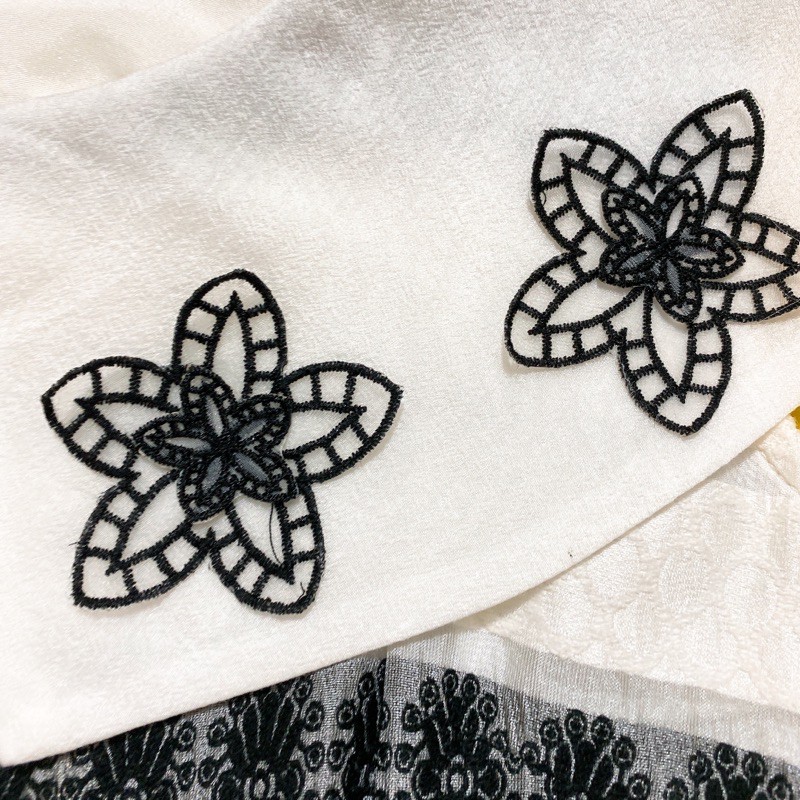 Đầm xoè hoạ tiết trắng đen ngang cổ kết hoa size L
