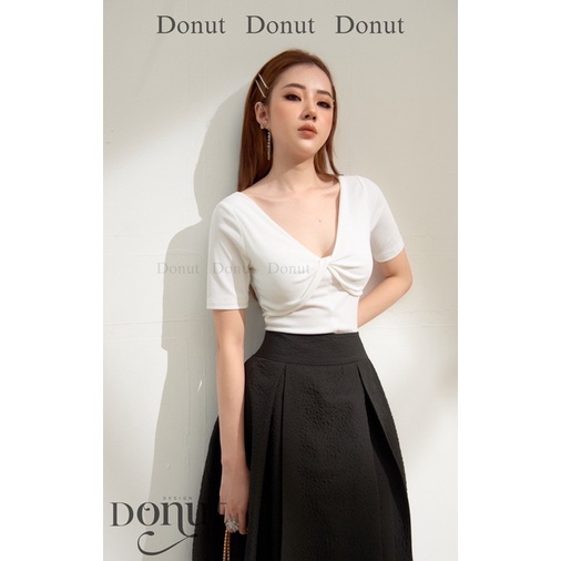 Áo umi trắng chân váy xốp đen