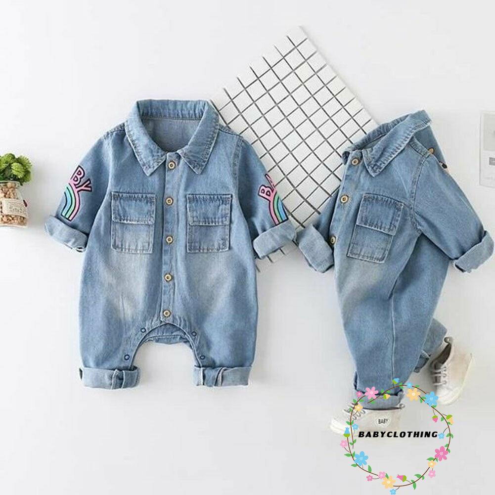 Bộ đồ liền thân Denim tay dài phối túi phối túi dễ thương cho bé