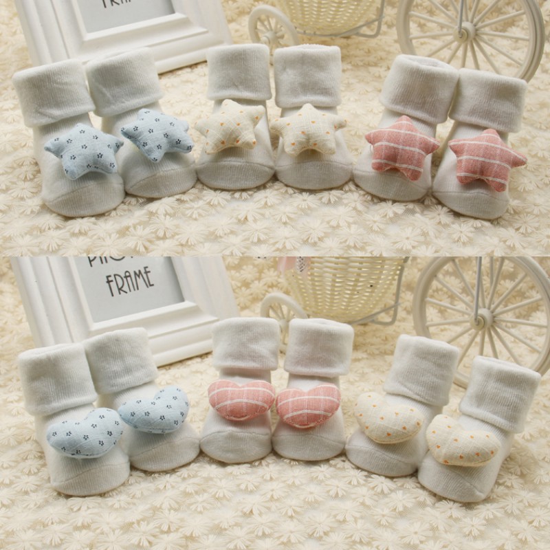 Đôi vớ đính trái tim đáng yêu dành cho bé
