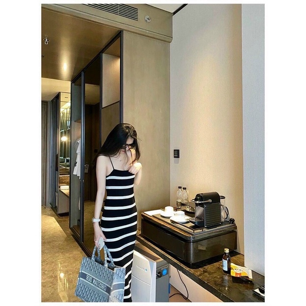 Váy 2 dây kẻ sọc che khuyết điểm