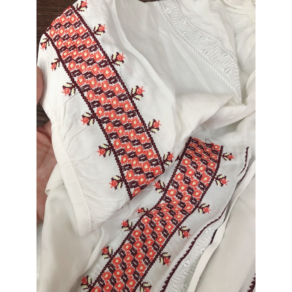 Áo trắng tay phồng HM thêu