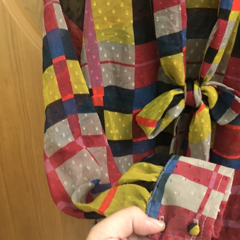 Áo Sơ Mi Voan Kính Xốp Jessica Simpson Nơ Cổ Tay Dài Mangsette Caro Ngũ Sắc