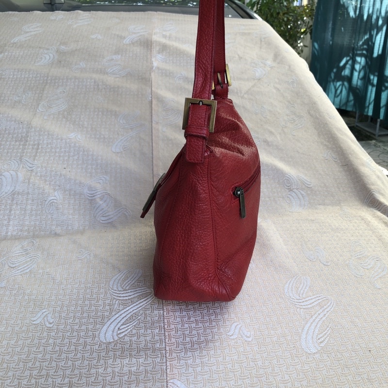 Túi chuẩn si. Túi qua sử dụng. Khách vui lòng xem hình nếu muốn biết thêm thông tin sản phẩm mời khách vô chat. Thanks .