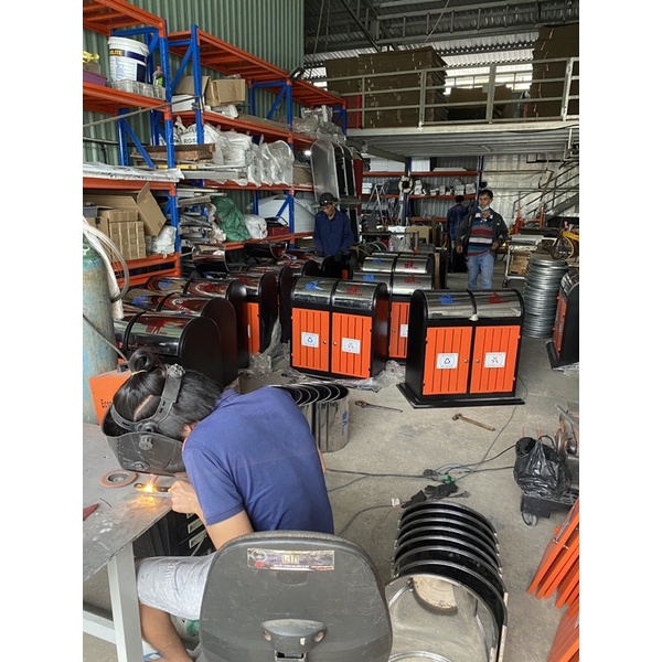 Thùng rác đôi công cộng ngoài trời, có 2 cửa, nắp bập bênh