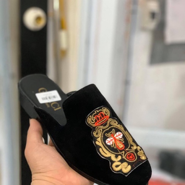 Giày Sục Nam thêu ong đỏ cá tính kiểu dáng Hà quốc | BigBuy360 - bigbuy360.vn