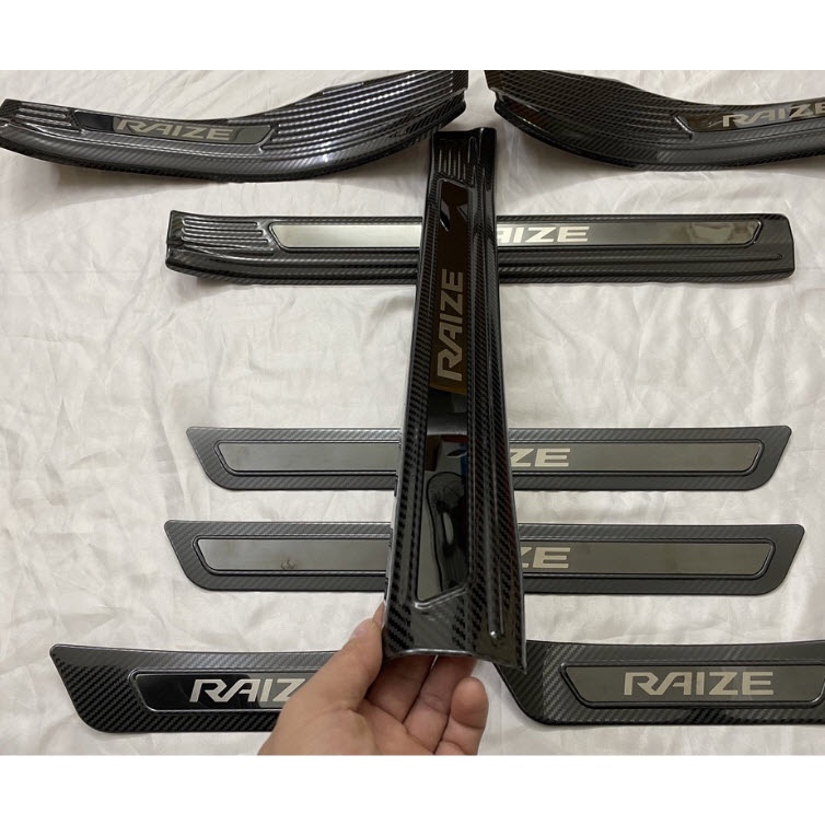 Ốp bậc cửa Toyota Raize 2021 - 2022 vân Carbon Cao Cấp ( Tặng Keo Dính )