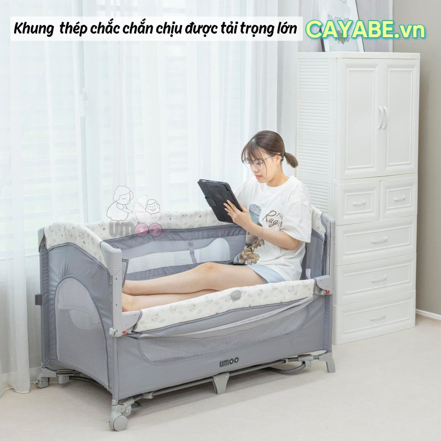 Nôi cũi vải cho bé gấp gọn Umoo UM-08108 hình cừu con đa năng - hạ thành 3 mức làm nôi cạnh giường, bập bênh, có bánh xe