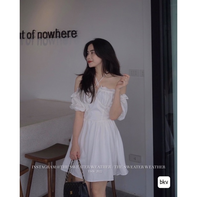 Váy trễ vai trắng cổ đan chéo