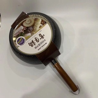Chảo vân đá đen đáy từ sâu lòng cán gỗ