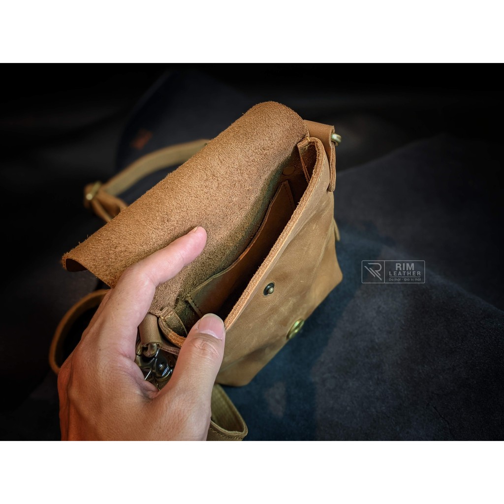 Túi Đeo Chéo Unisex Mini Da Bò Sáp Khóa Bấm Giả Cài Nhỏ Gọn Độc Đáo