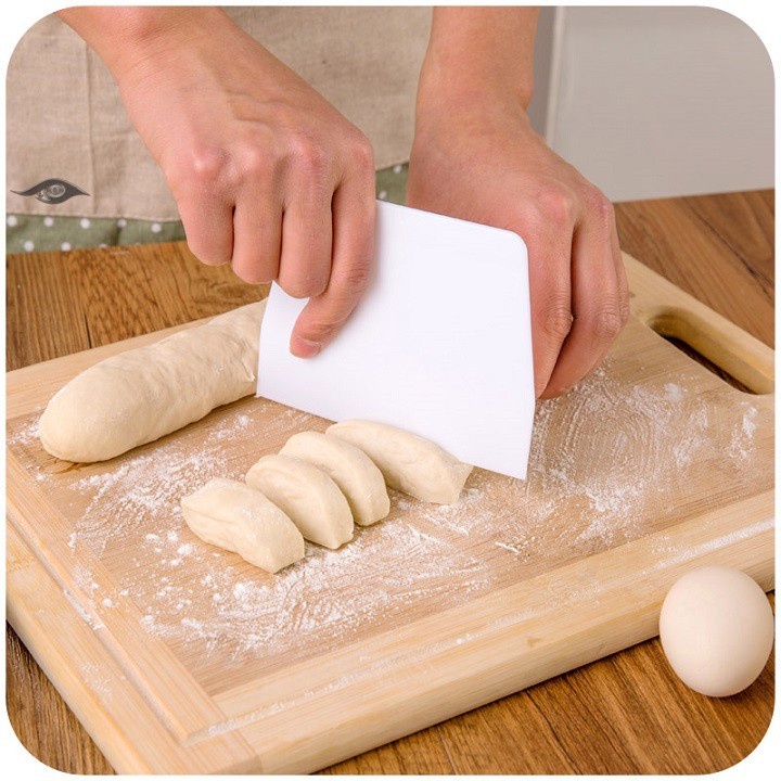 Miếng cắt và vét bột bằng nhựa