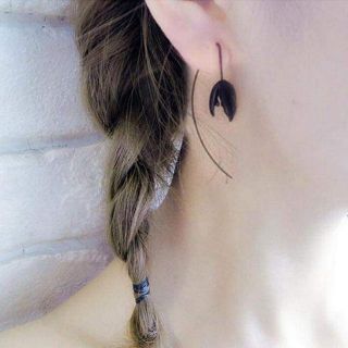 Bông tai hoa tulip đen