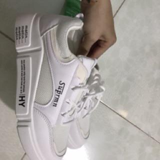 Giày đẹp như hình. Nhẹ nữa. Giao hàng cũng nhanh nữa. Shop dth lắm luôn. Gói hàng kĩ có độn trong giày k bị mất dáng nữa. Mình đy size to nhưng nhìn k bị thô chân tí nào. Rất ưng. Nên mua. Lần sau sẽ ủng hộ tiếp!