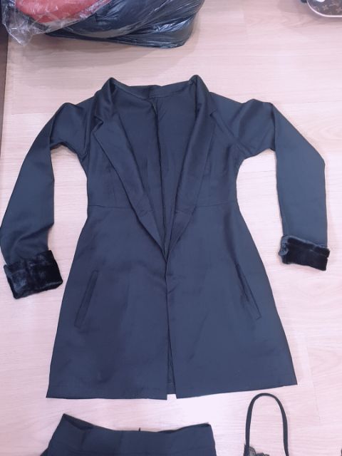 Sét 3 món .áo bra ren + chân váy có lót quần kèm áo khoác vest tay viền lông.