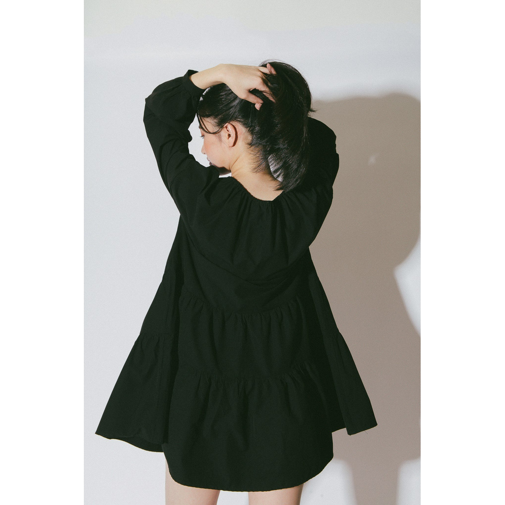 Đầm ngắn dáng rộng màu đen kèm dây thắt nơ | BigBuy360 - bigbuy360.vn