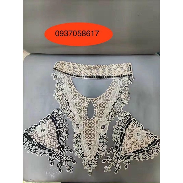 Cổ áo đính cườm