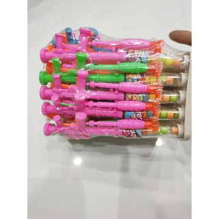 Cây kẹo trái cây tặng kèm súng bắn đinh cho bé