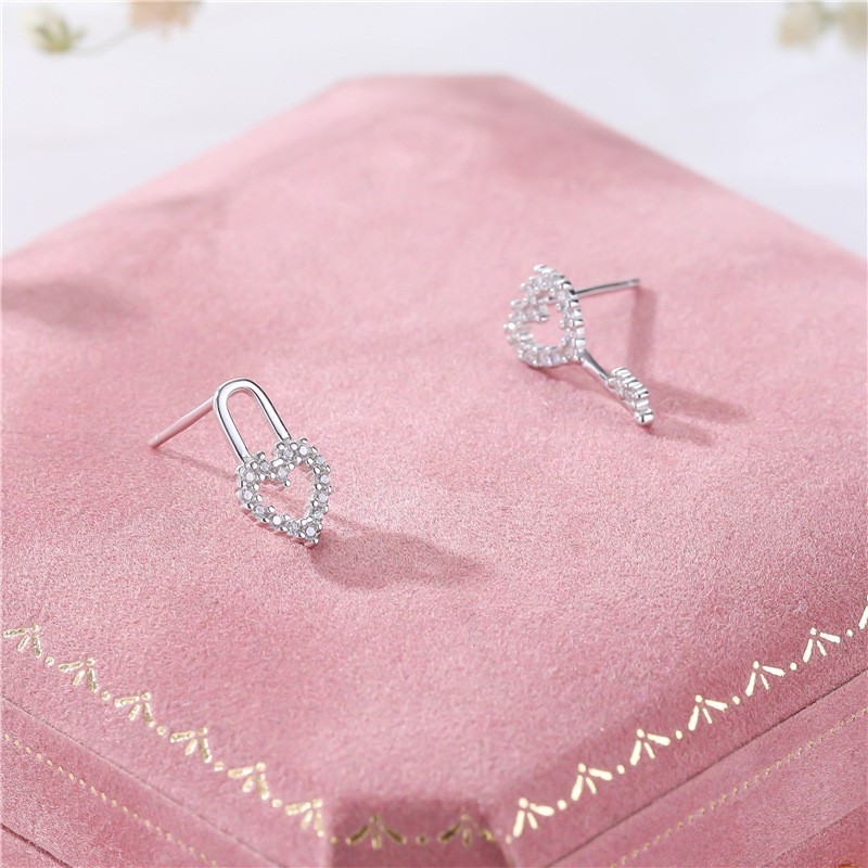 Bông Tai Bạc S925 Mở Khóa Trái Tim Đính Đá Zircon Bất Đối Xứng | Khuyên Tai Nữ Trang Sức Bạc Chìa Khóa &amp; Ổ Khóa
