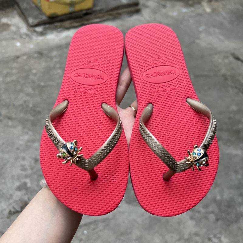 Dép xỏ ngón cao su gắn charm bọ bền đẹp chắc chắn