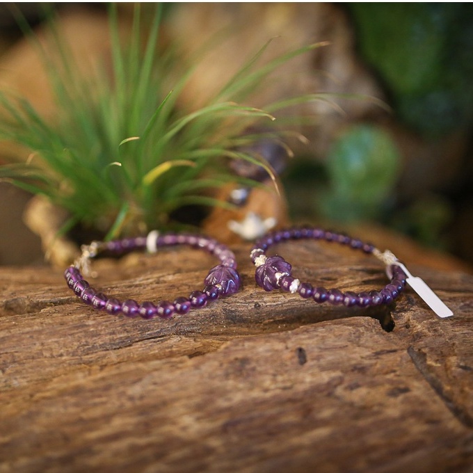 Vòng tay thạch anh tím.