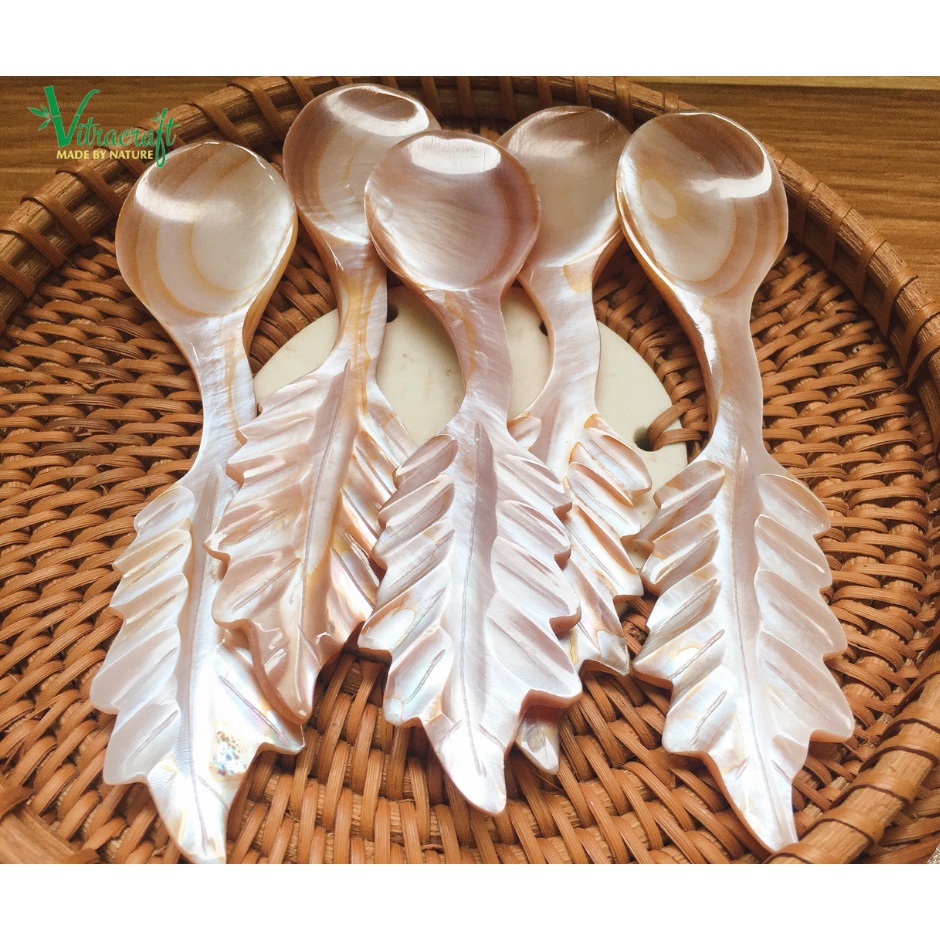 Thìa Lá làm từ 100% ngọc trai thiên nhiên,thiết kế độc đáo.Thích hợp để pha cà phê, trà,...hay làm trang trí bàn ăn.