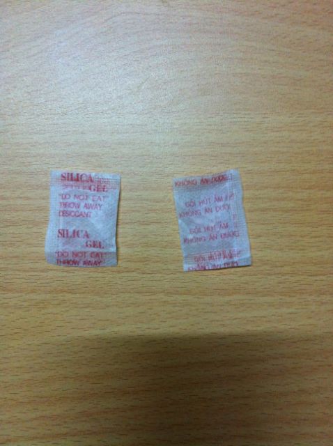 Hạt hút ẩm gói 1g chữ màu đỏ giá 70k/1kg,chữ màu đen 62k/1kg