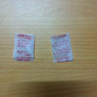 Hạt hút ẩm loại 1g giá 70k/1kg