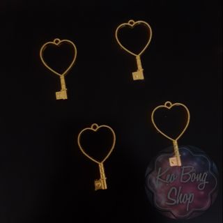 Khung kim loại hình chìa khoá tim đổ resin -heart key open bezel