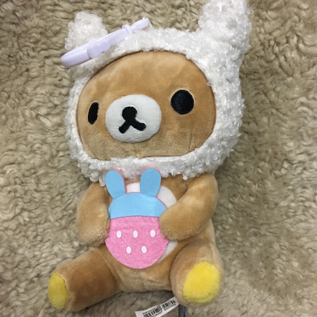 Gấu bông Rilakkuma Nhật cosplay ôm dâu có móc nhựa, size 18cm