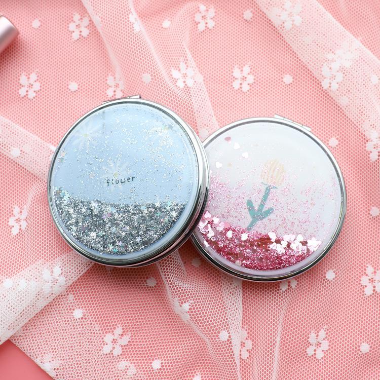 Gương Mini 2 Mặt Bỏ Túi Vỏ Ngoài Nhũ Kim Tuyến Lấp Lánh Họa Tiết Đáng Yêu VC (giao mẫu ngẫu nhiên)