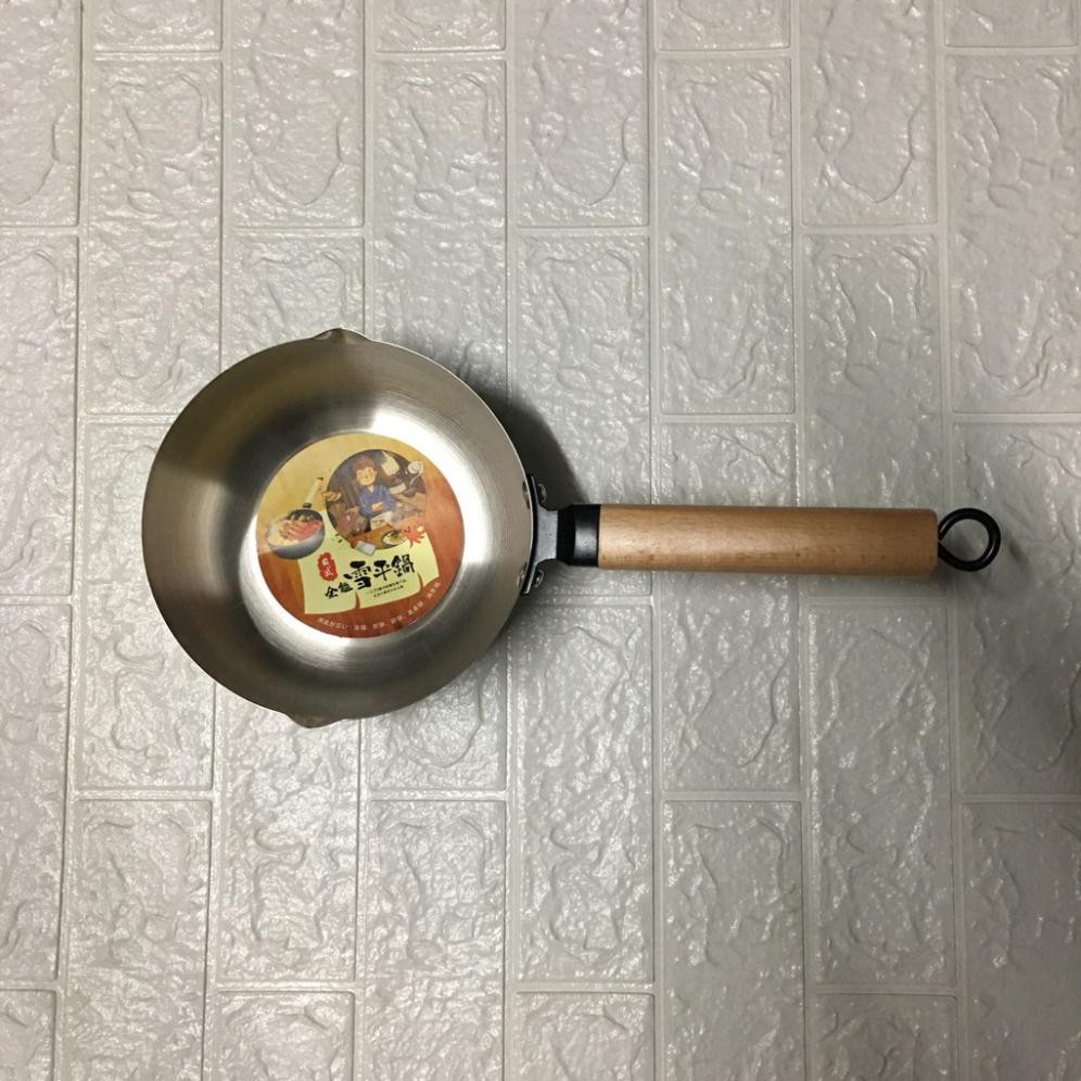 Nồi inox đánh bột, chảo nhỏ. size 18cm. Nặng 0.6kg. Sâu 10cm. Cán gỗ có móc treo